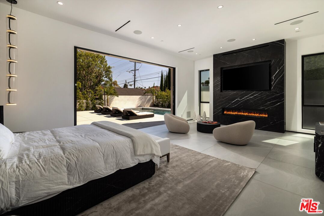 621 North Rodeo Drive Beverly Hills, CA 90210 - Photo 21 of 28 a bedroom with bed and a flat tv screen