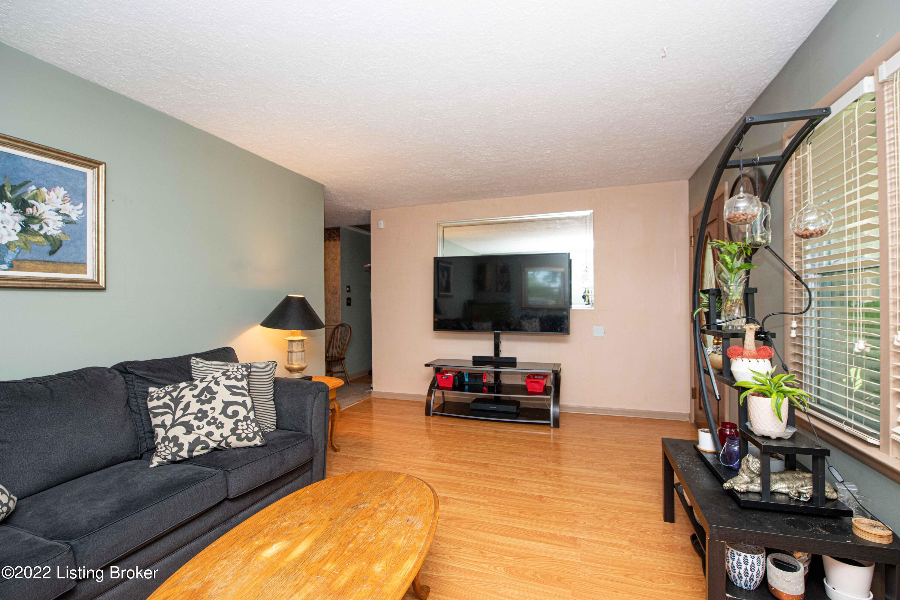 6348 Hunters Grove Road Louisville, KY 40216 - Photo 6 of 44 Living room