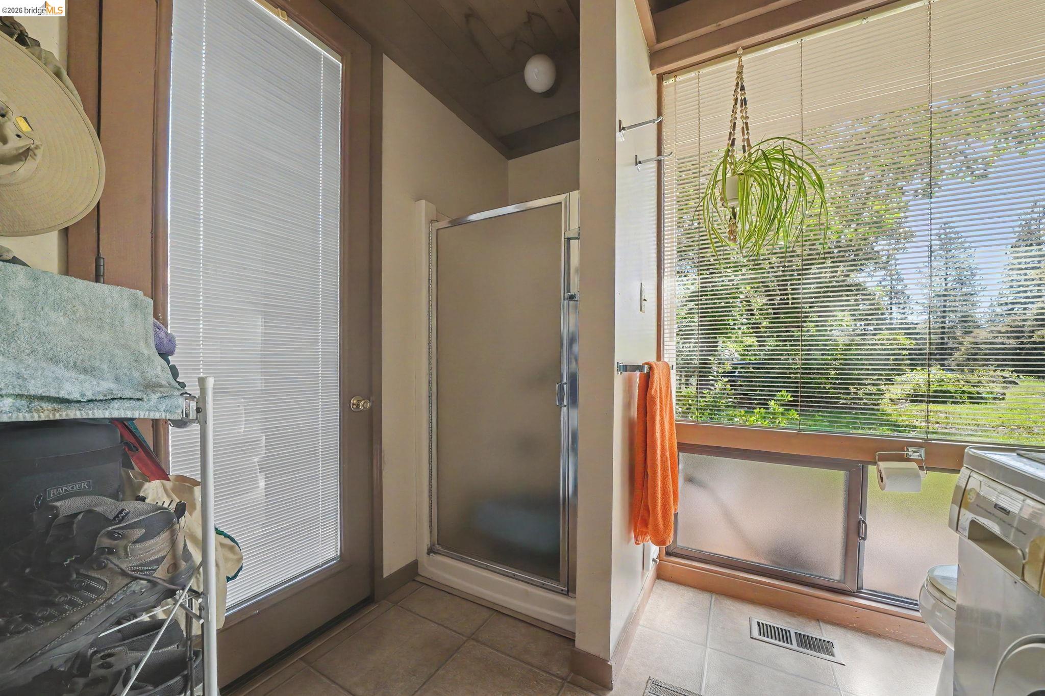 6161 Fullen Road Murphys, CA 95247 - Photo 45 of 53 a bathroom with a shower