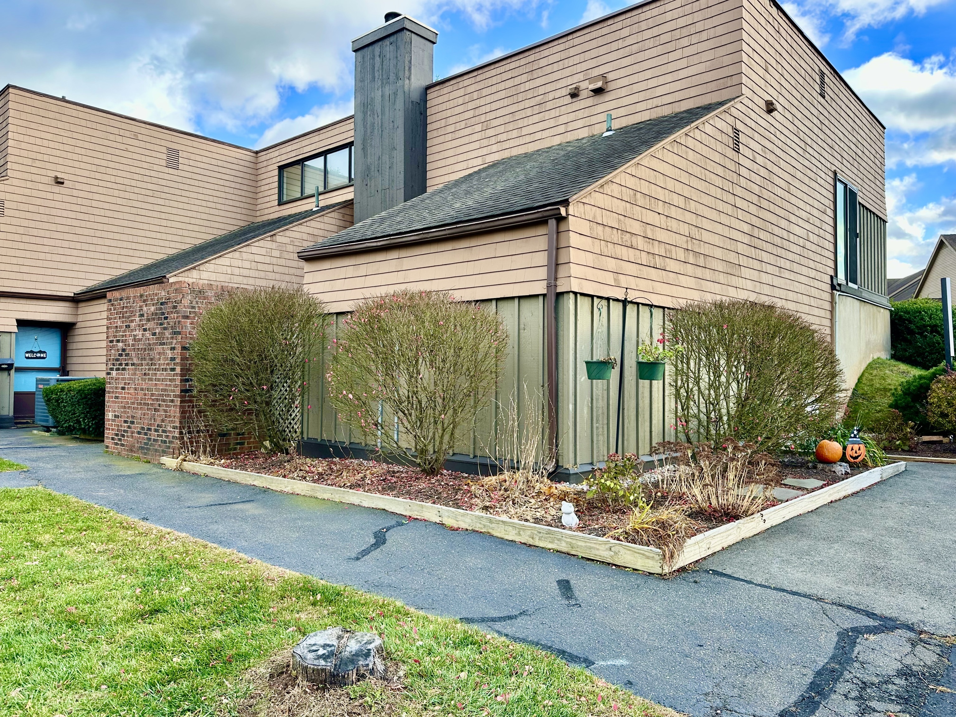 30 Orange Road, Unit 30 Middletown, CT 06457 - Photo 24 of 28 a front view of a house with garden