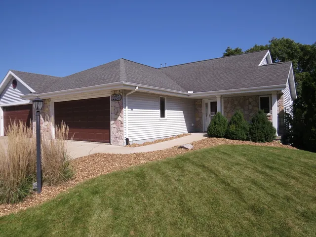 $339,900 | 225 East Haven Drive, Unit B, Watertown, WI 53094