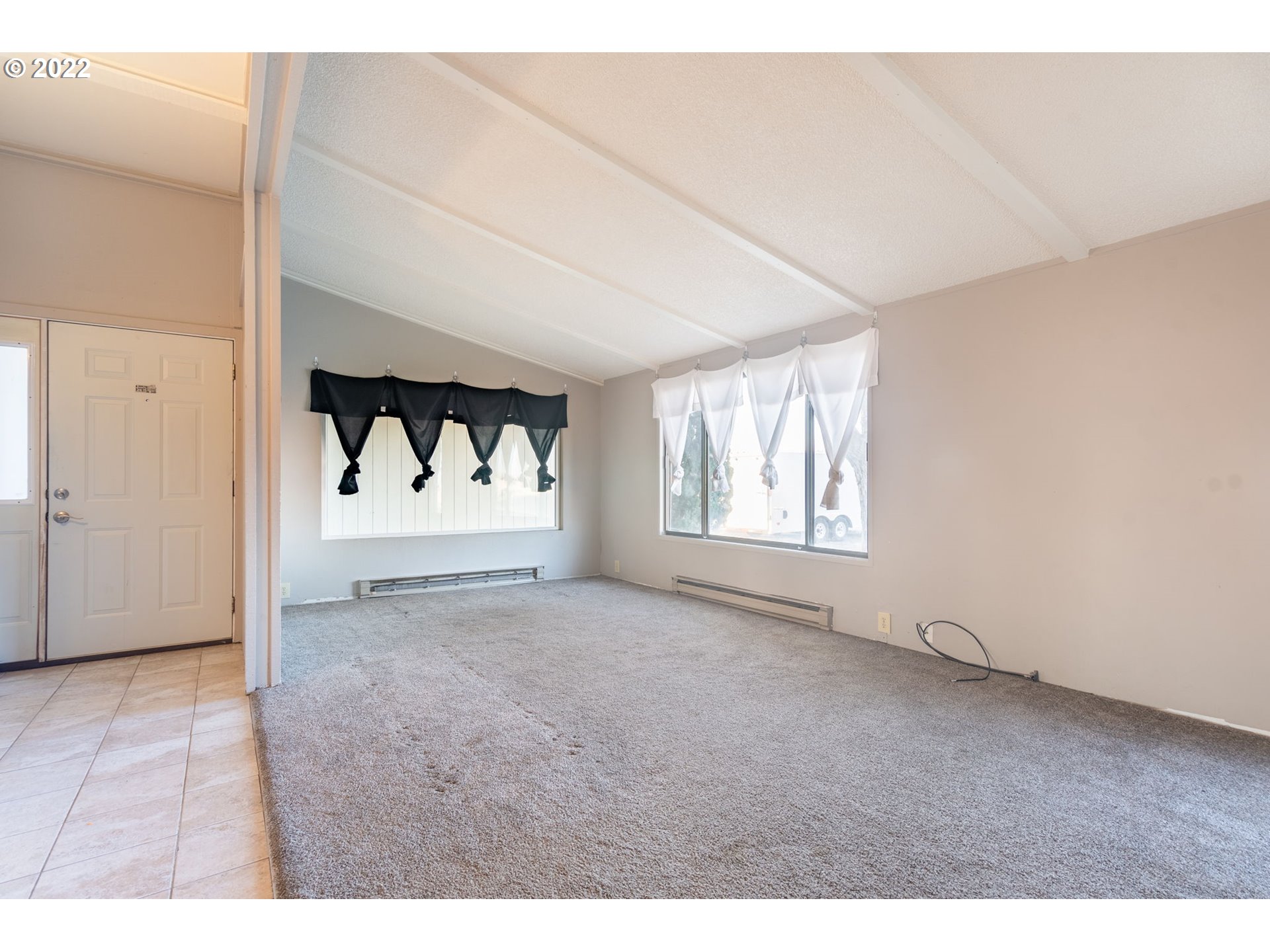1450 East Airport Road Hermiston, OR 97838 - Photo 3 of 23 Living Room/Entrance