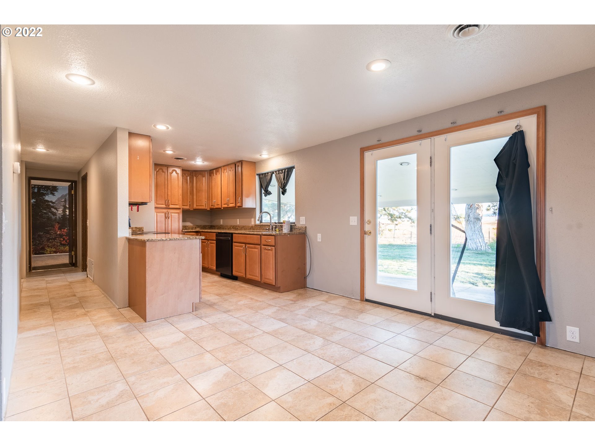 1450 East Airport Road Hermiston, OR 97838 - Photo 5 of 23 Kitchen/Dining Room