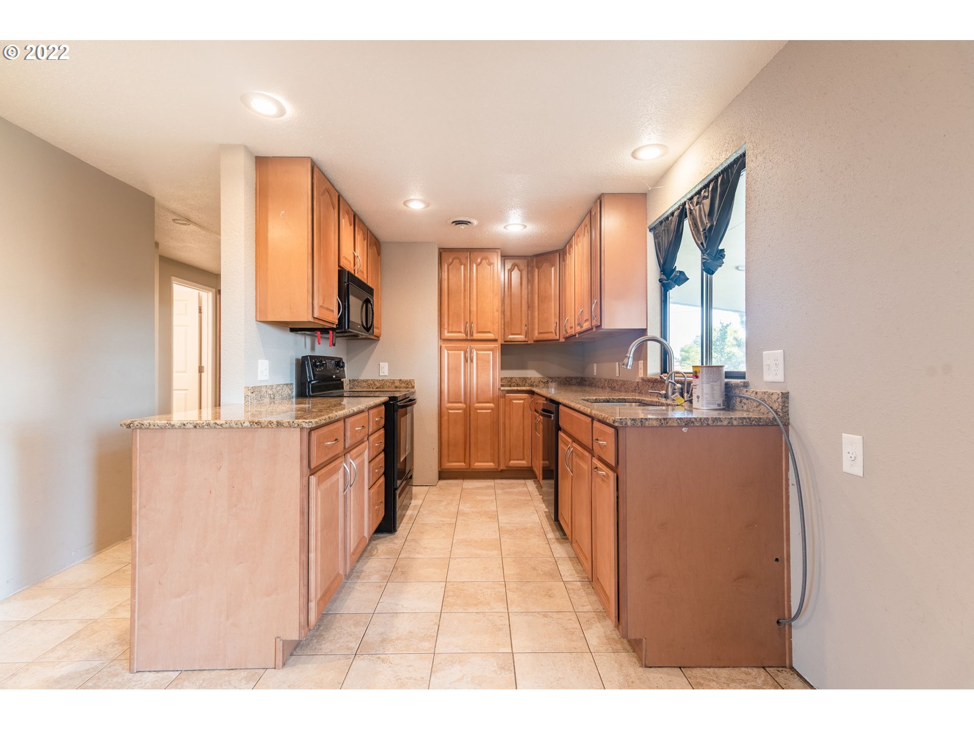 1450 East Airport Road Hermiston, OR 97838 - Photo 6 of 23 Kitchen