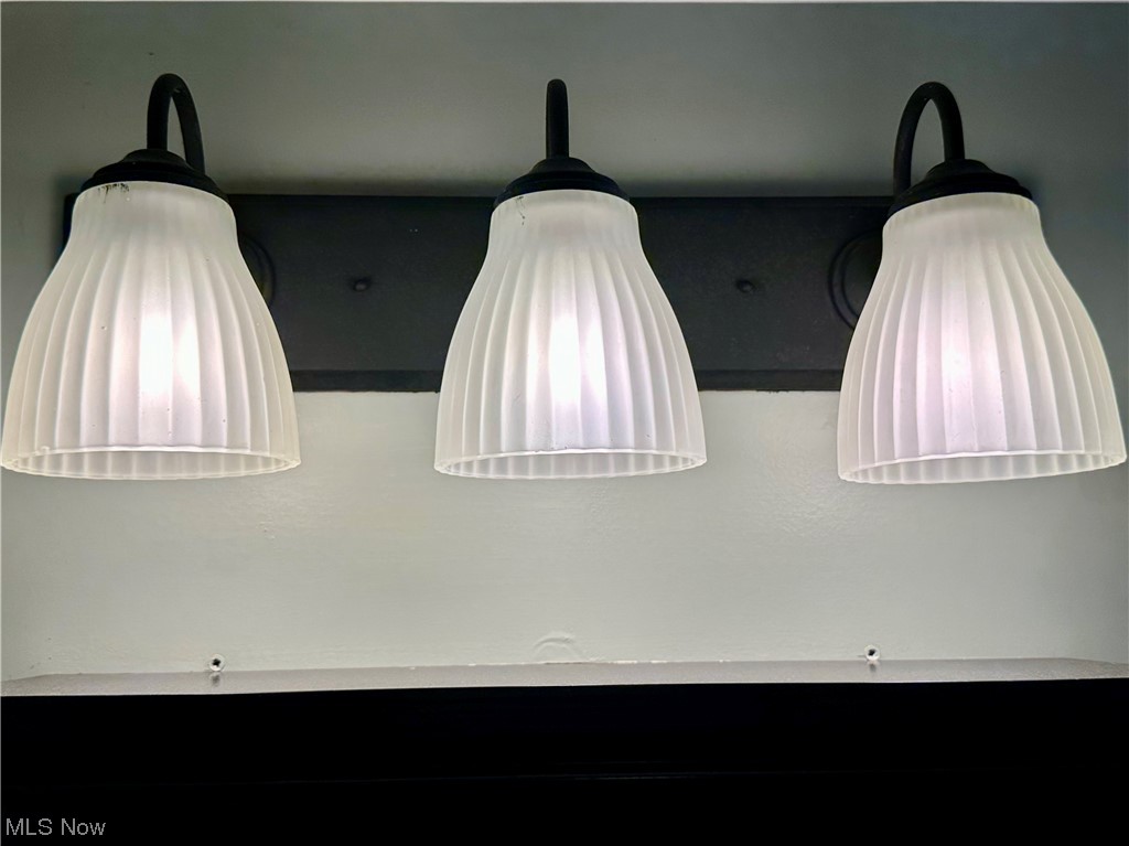 2469 Overlook Road, Unit 3 Cleveland, OH 44106 - Photo 20 of 35 Contemporary Trio Light Bar