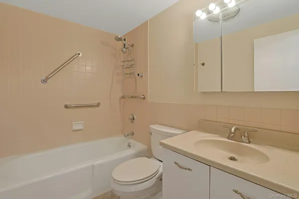 $2,400 | 1270 North Avenue, Unit 2L, New Rochelle, NY 10804