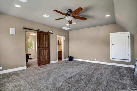 en empty room with closet and ceiling fan