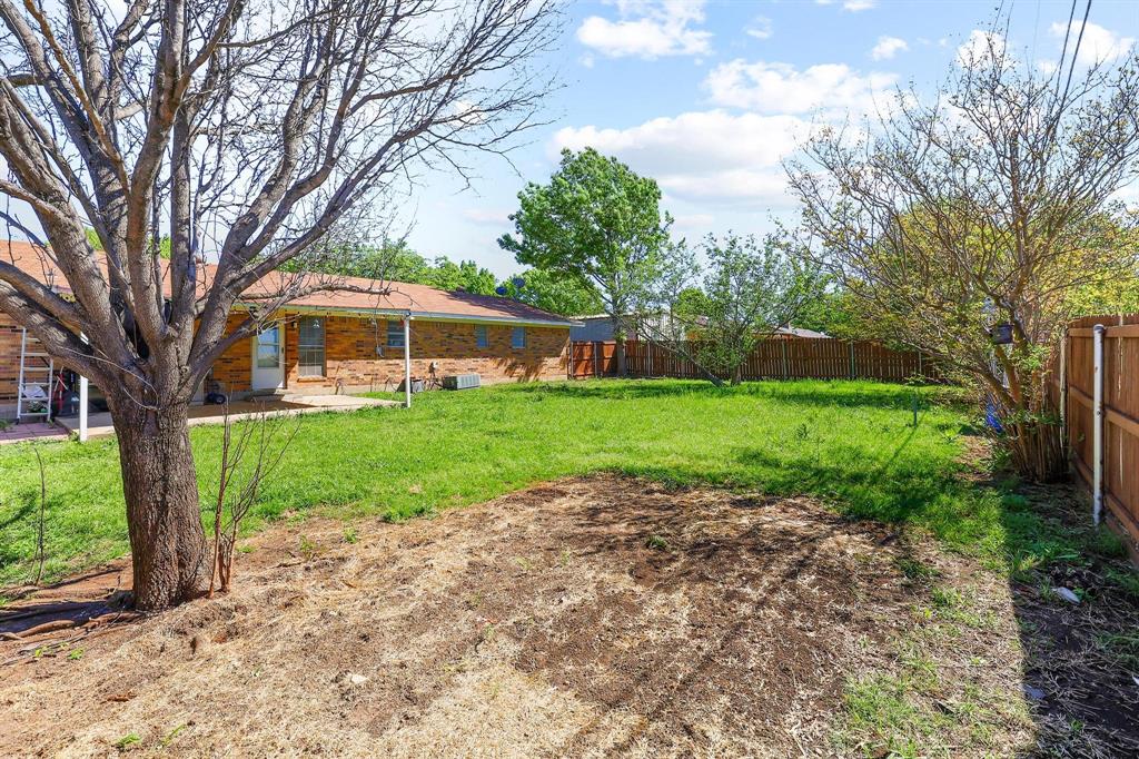 10 Carter Road Van Alstyne, TX 75495 - Photo 6 of 9 a front view of a house with garden