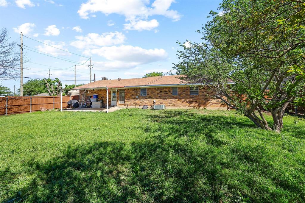 10 Carter Road Van Alstyne, TX 75495 - Photo 7 of 9 a view of a house with a big yard