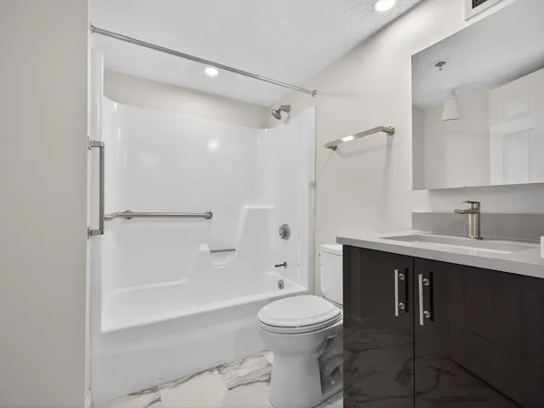 $3,950 | 250 Hammond Pond Parkway, Unit 905S, Chestnut Hill, MA 02467