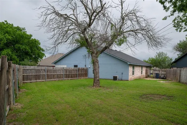a view of back yard of the house