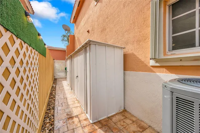 a picture of a wall with a white wall