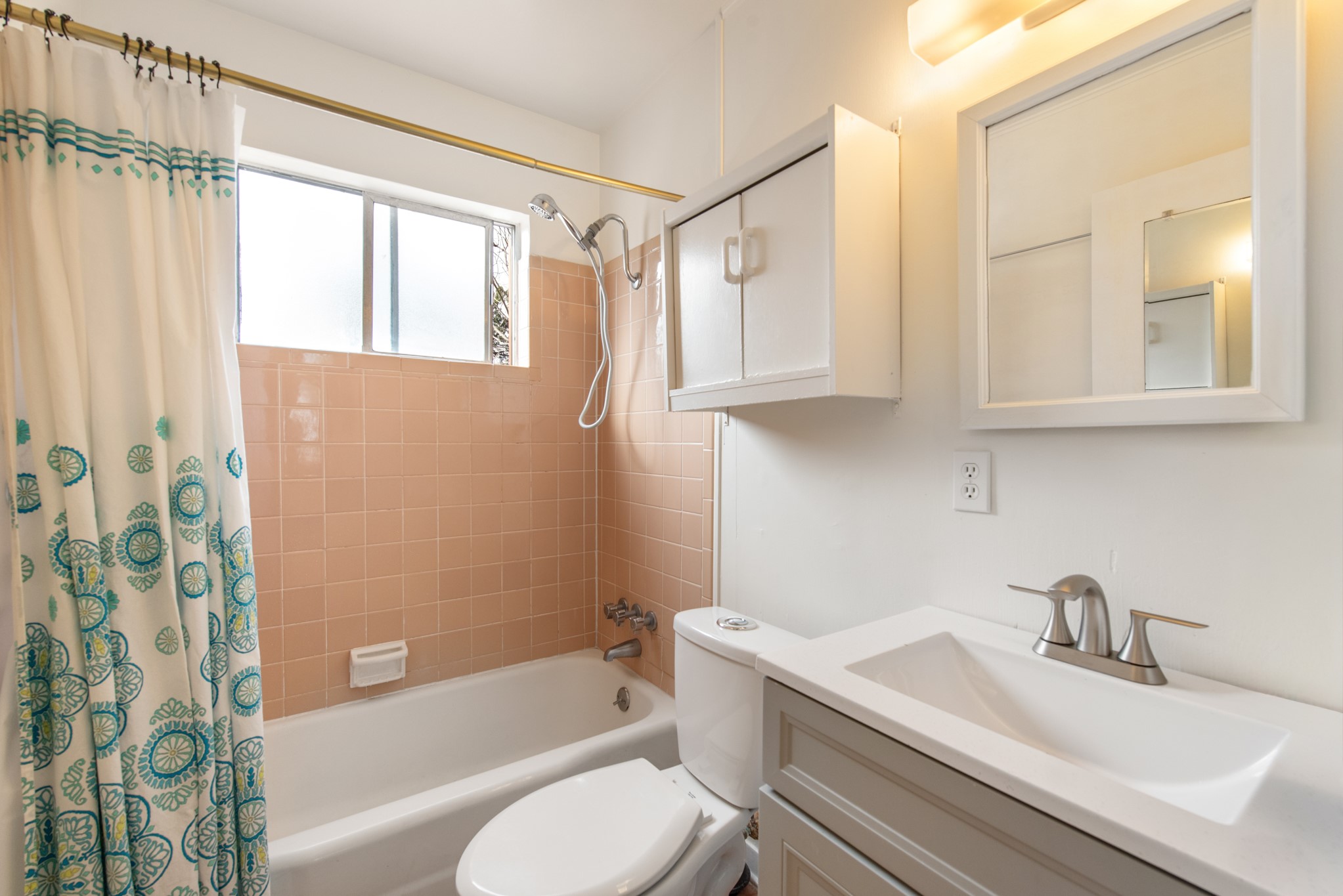 204 La Vista Street Austin, TX 78704 - Photo 14 of 22 Classic bath with tub/shower combination for everyday convenience.