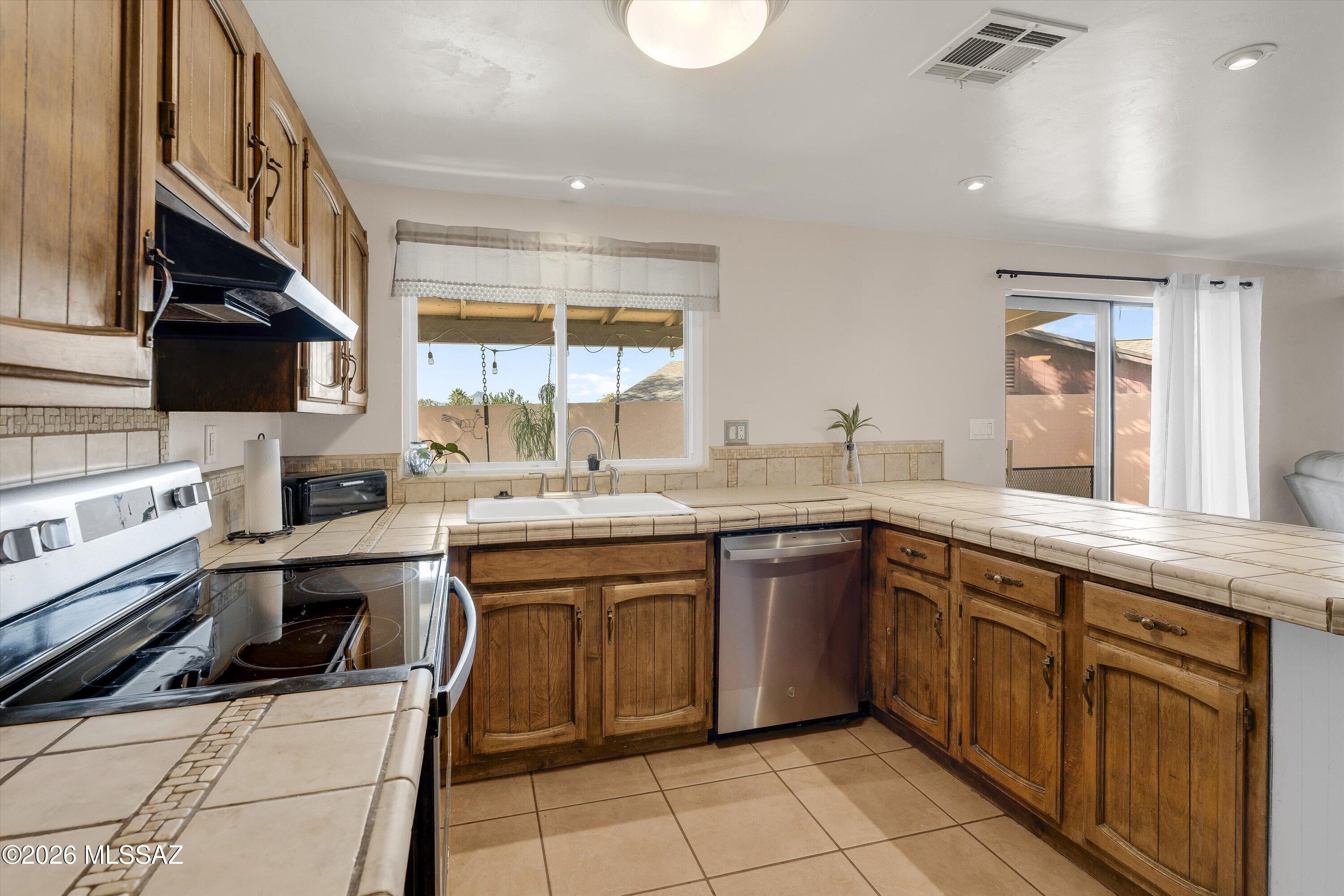 7531 North Juniper Road Tucson, AZ 85741 - Photo 14 of 27 15-Kitchen