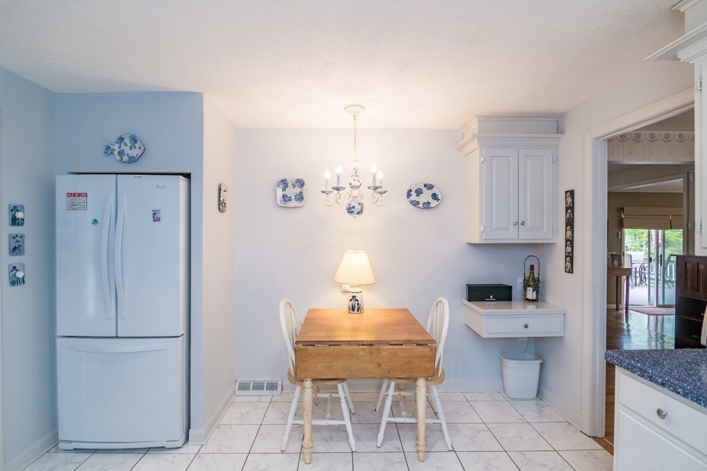 161 Wolf Swamp Road Longmeadow, MA 01106 - Photo 8 of 35 Gallery Image 8