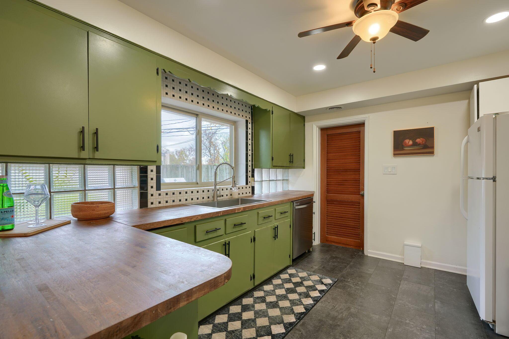 40 North Harding Road Columbus, OH 43209 - Photo 17 of 34 Freshly Painted Kitchen
