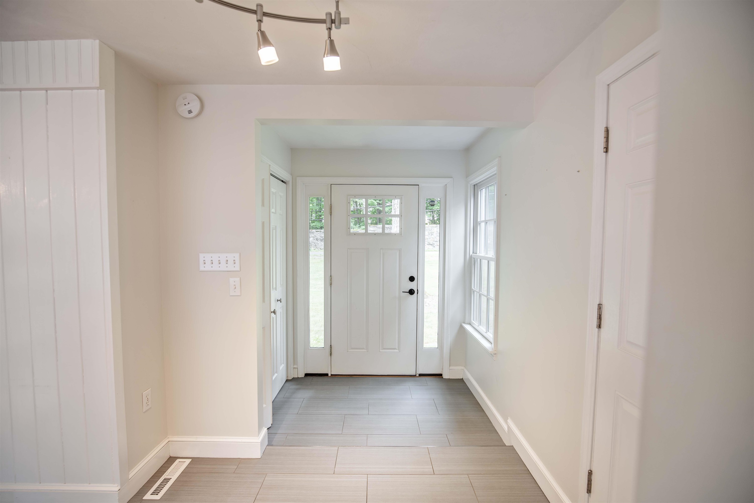 38 Searles Road Windham, NH 03087 - Photo 3 of 34