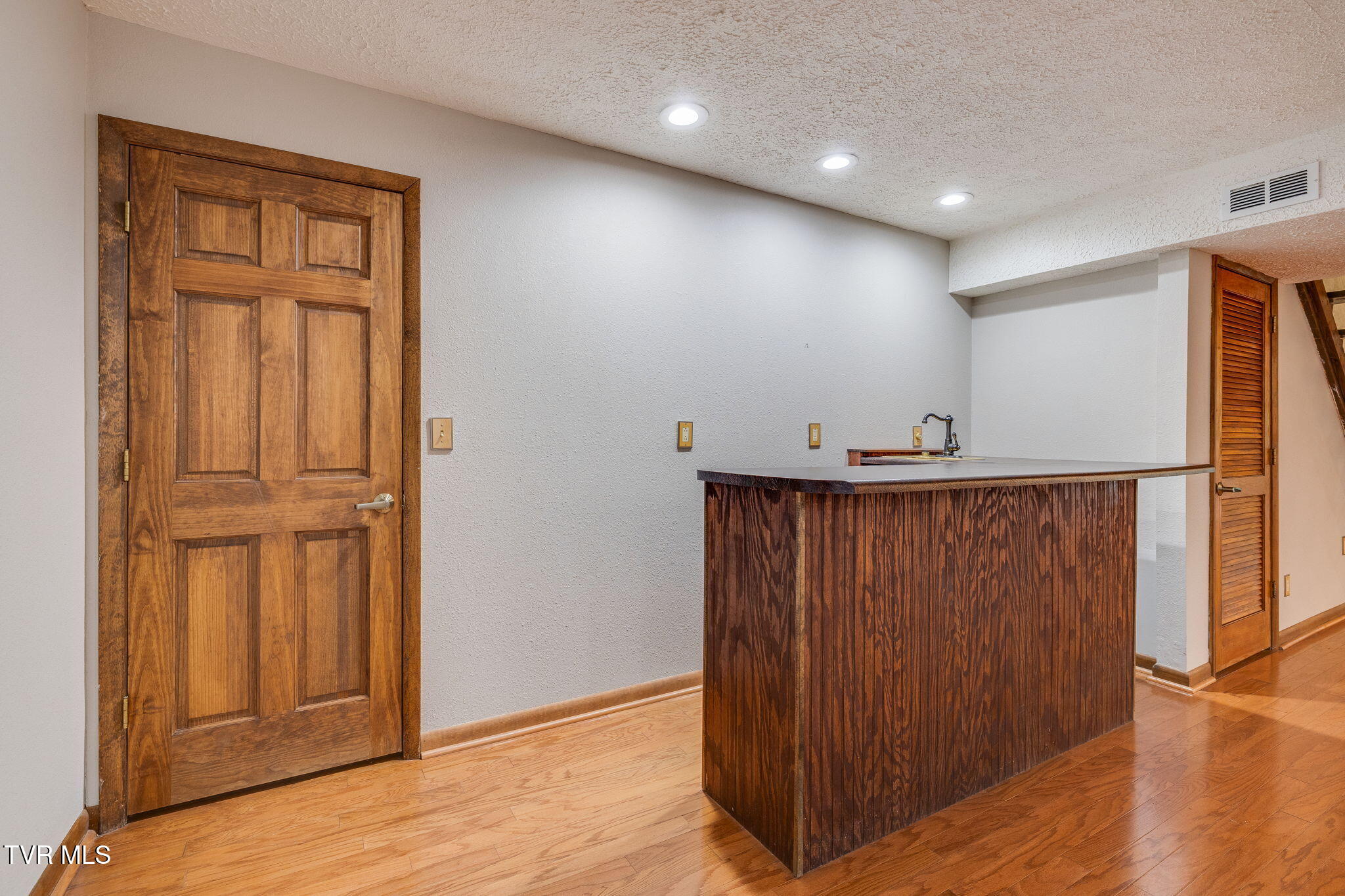1450 East Shipley Ferry Road Kingsport, TN 37663 - Photo 34 of 49 Wet Bar