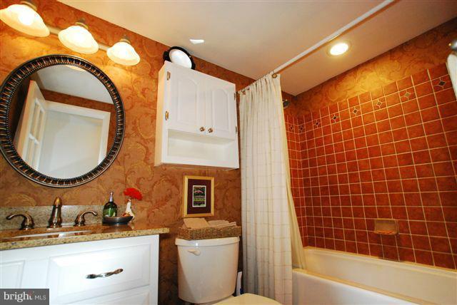 101 Cross Keys Road, Unit R101B Baltimore, MD 21210 - Photo 11 of 13 Bath