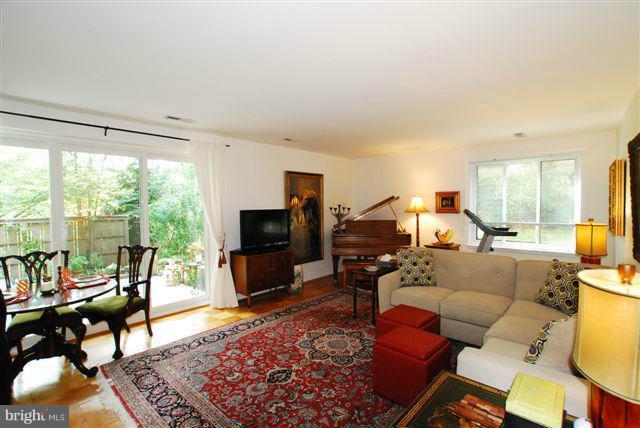 101 Cross Keys Road, Unit R101B Baltimore, MD 21210 - Photo 4 of 13 Living Room