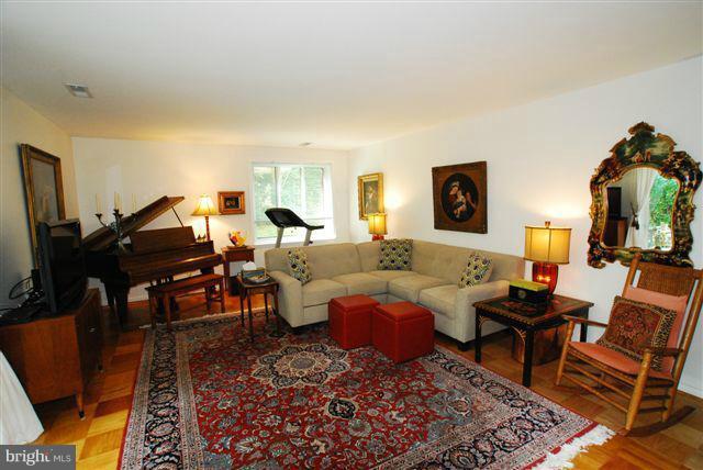 101 Cross Keys Road, Unit R101B Baltimore, MD 21210 - Photo 6 of 13 Living Room