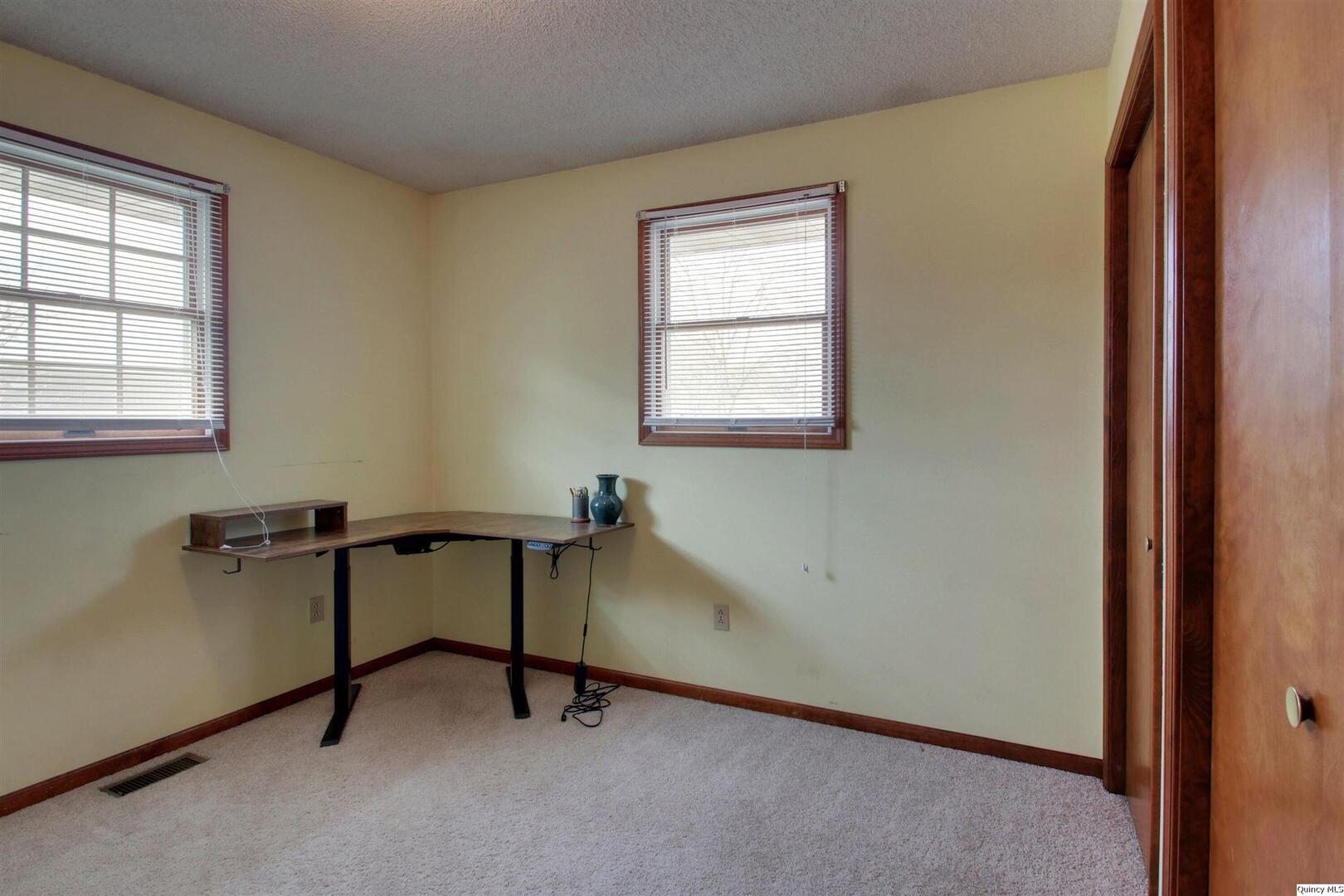 1217 Klondike Road Quincy, IL 62305 - Photo 15 of 28