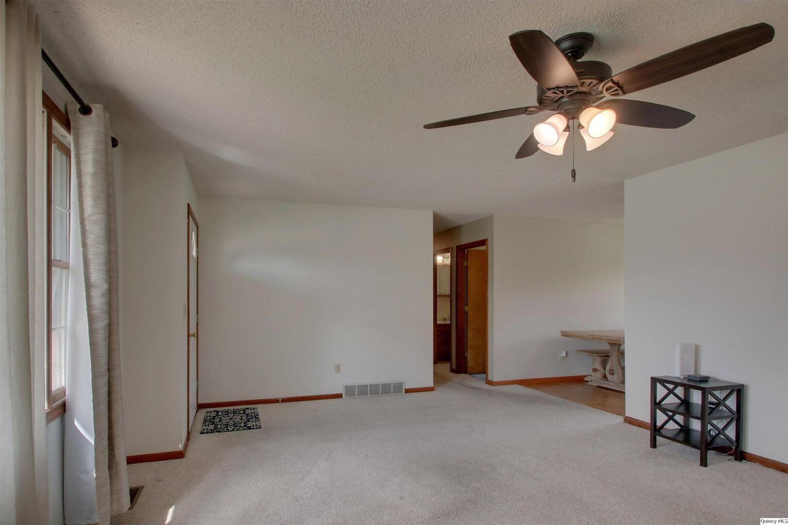 1217 Klondike Road Quincy, IL 62305 - Photo 5 of 28