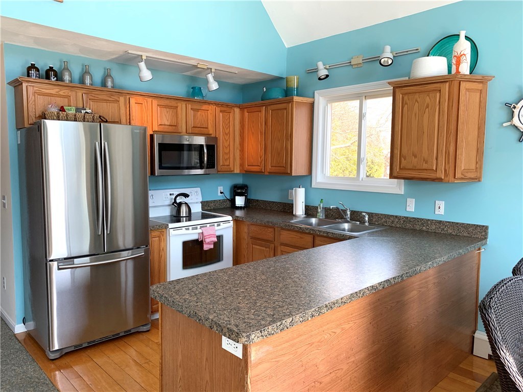 50 Lake Road Narragansett, RI 02882 - Photo 10 of 39 Kitchen