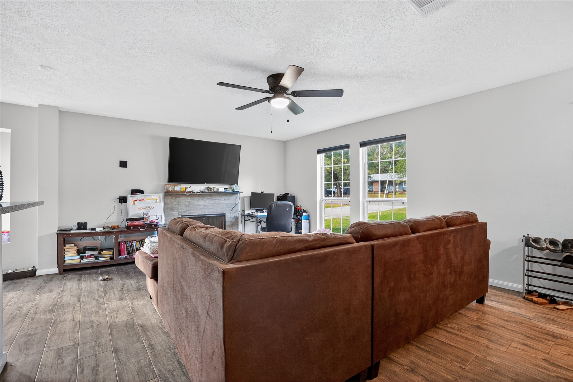 14986 Crockett Road Willis, TX 77378 - Photo 2 of 16 a living room with furniture and a flat screen tv