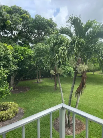 a view of a back yard