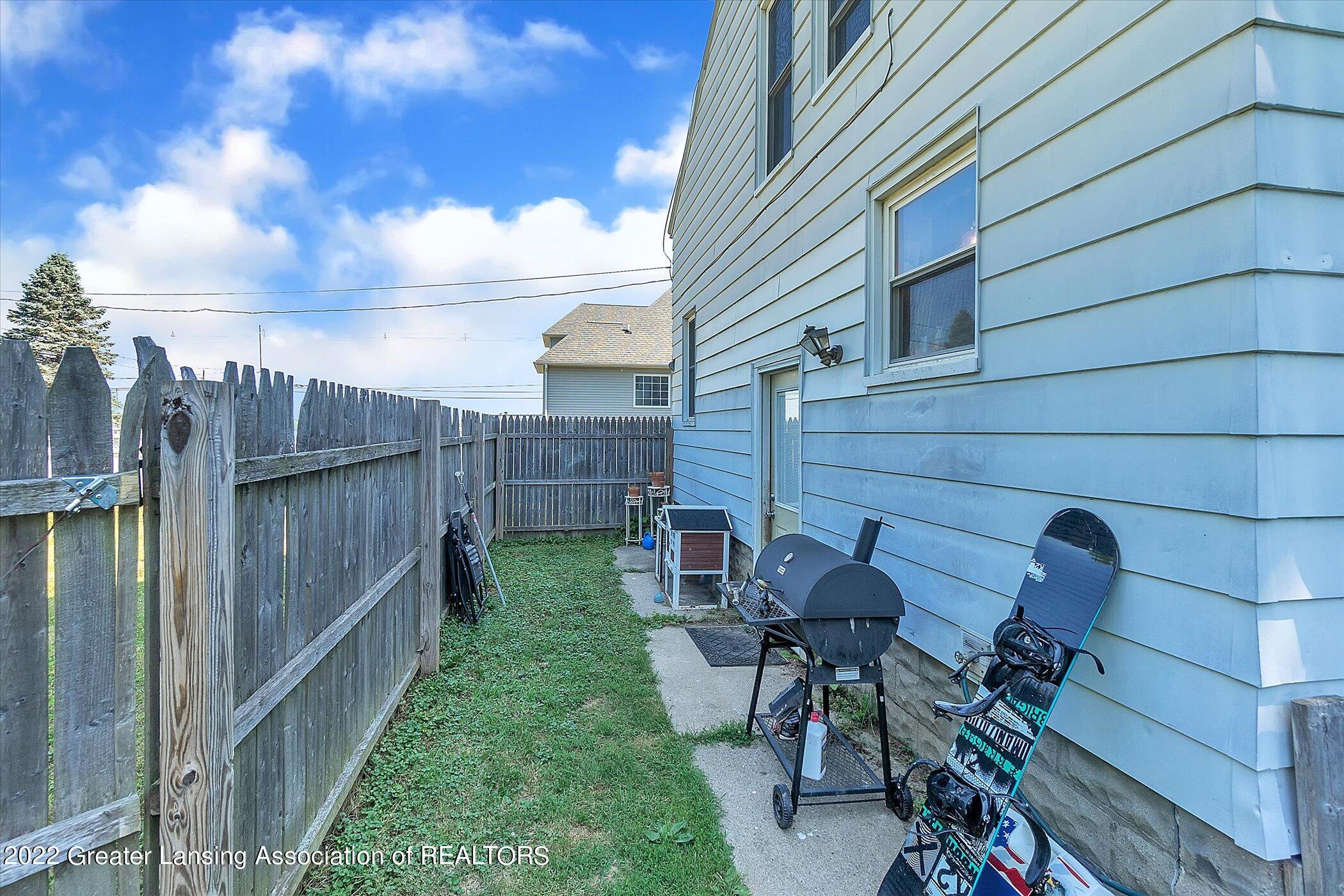 14040 Boichot Road Lansing, MI 48906 - Photo 24 of 32 24-14040-Boichot-Rd-WindowStill-Real-Est