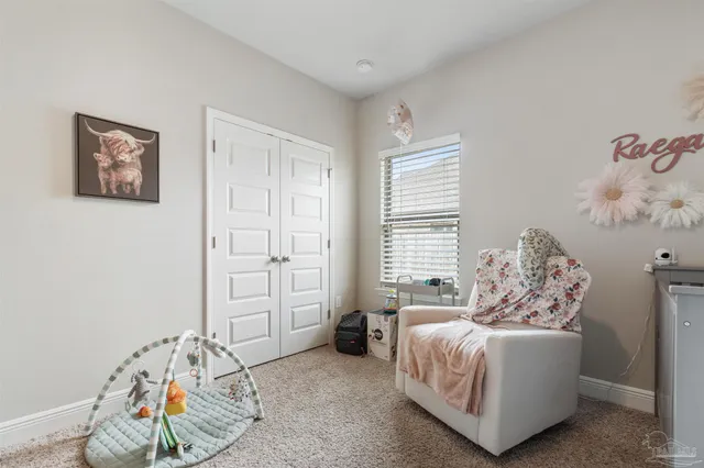 a view of a house with backyard and garden