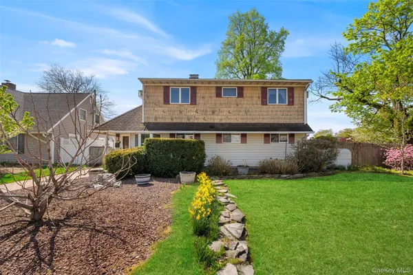 $745,000 | 2 Bent Lane, Levittown, NY 11756