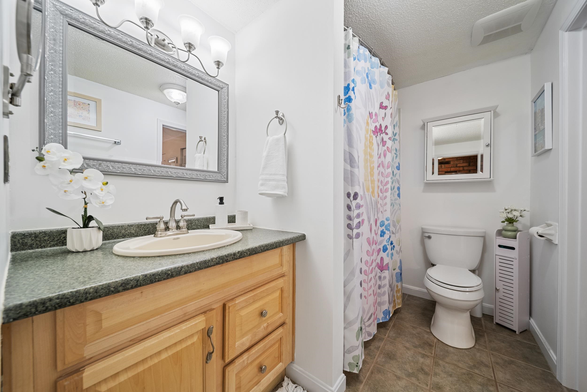 35 Olde Country Village Road, Unit 35 Londonderry, NH 03053 - Photo 20 of 44