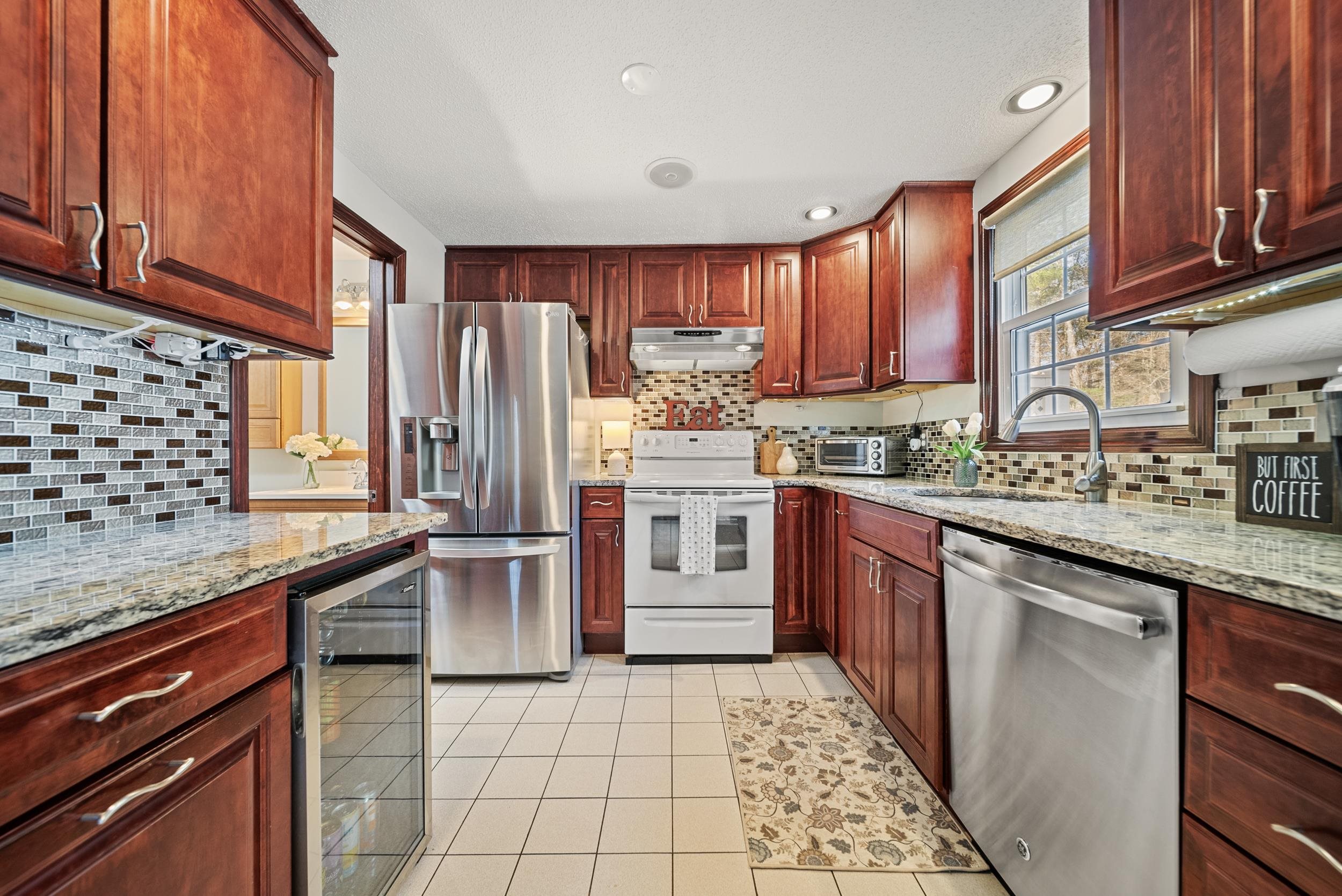 35 Olde Country Village Road, Unit 35 Londonderry, NH 03053 - Photo 2 of 44