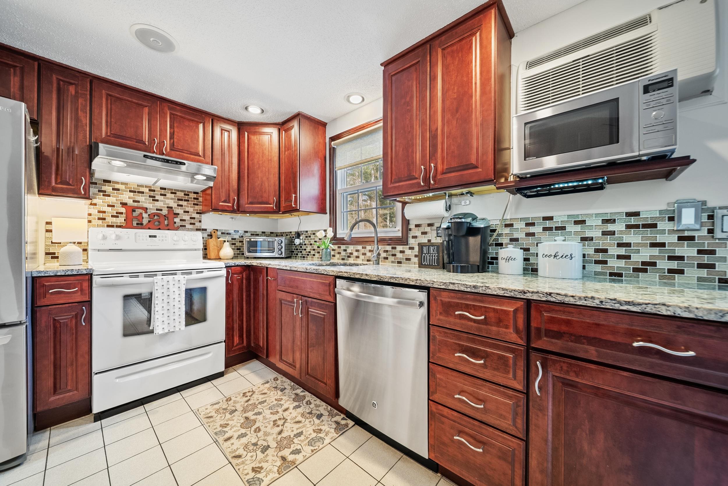 35 Olde Country Village Road, Unit 35 Londonderry, NH 03053 - Photo 3 of 44