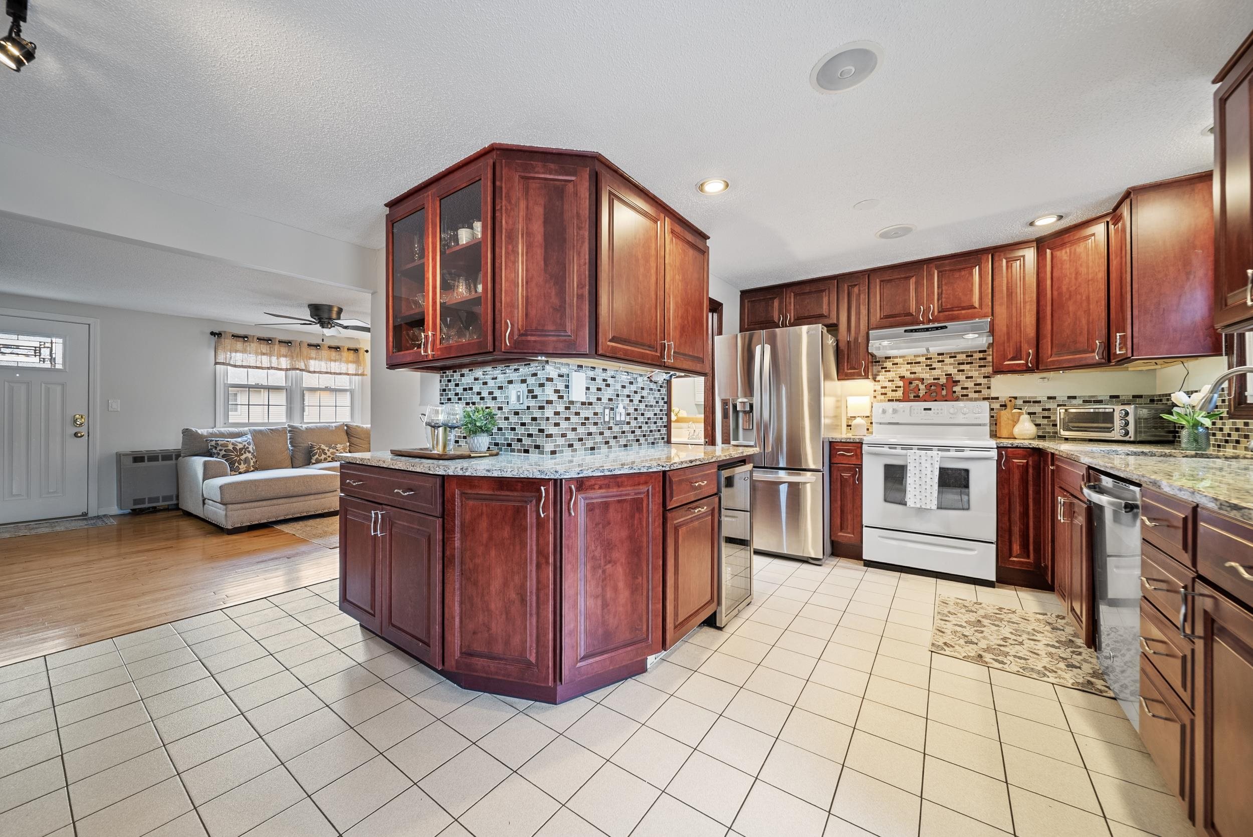 35 Olde Country Village Road, Unit 35 Londonderry, NH 03053 - Photo 5 of 44