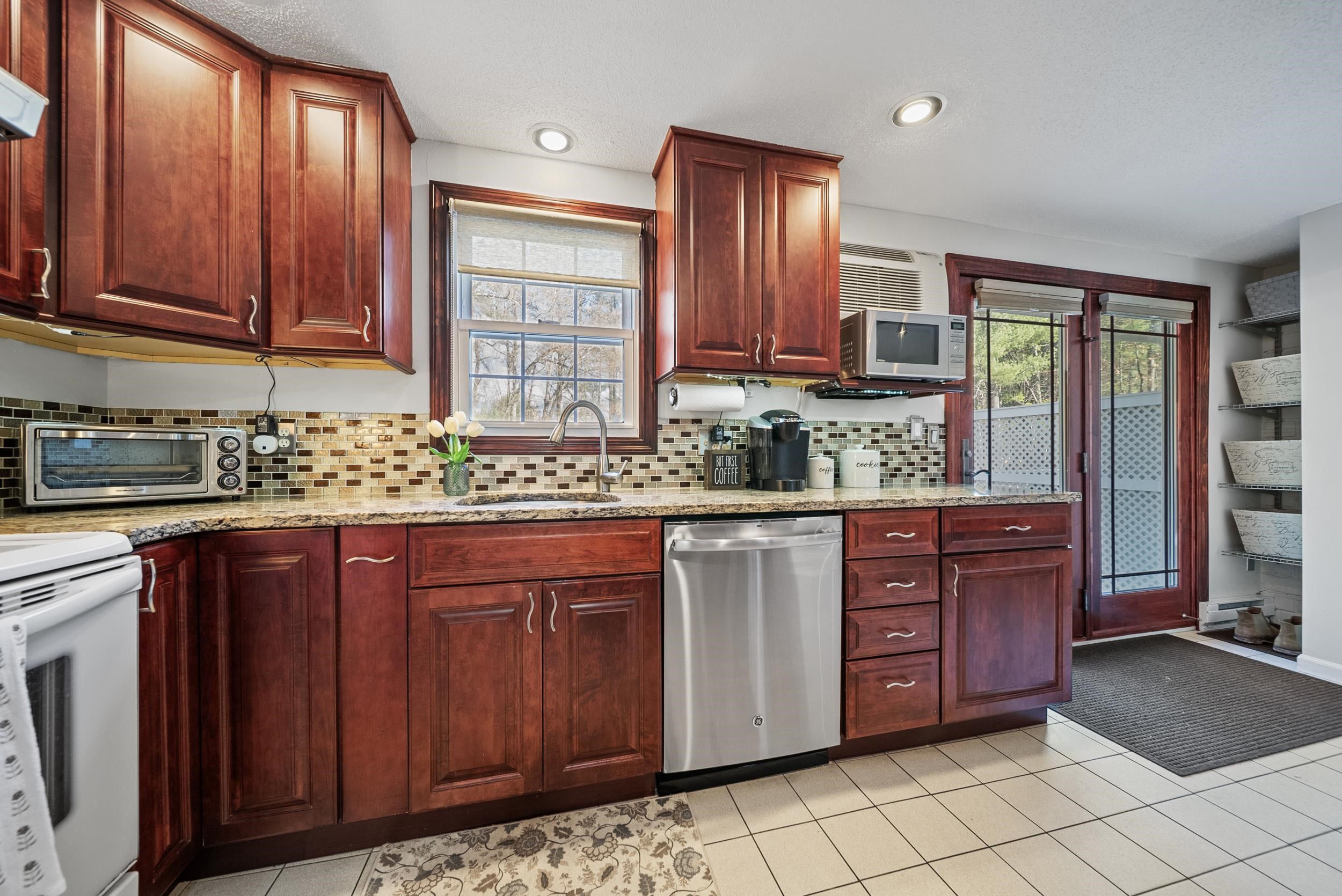 35 Olde Country Village Road, Unit 35 Londonderry, NH 03053 - Photo 9 of 44