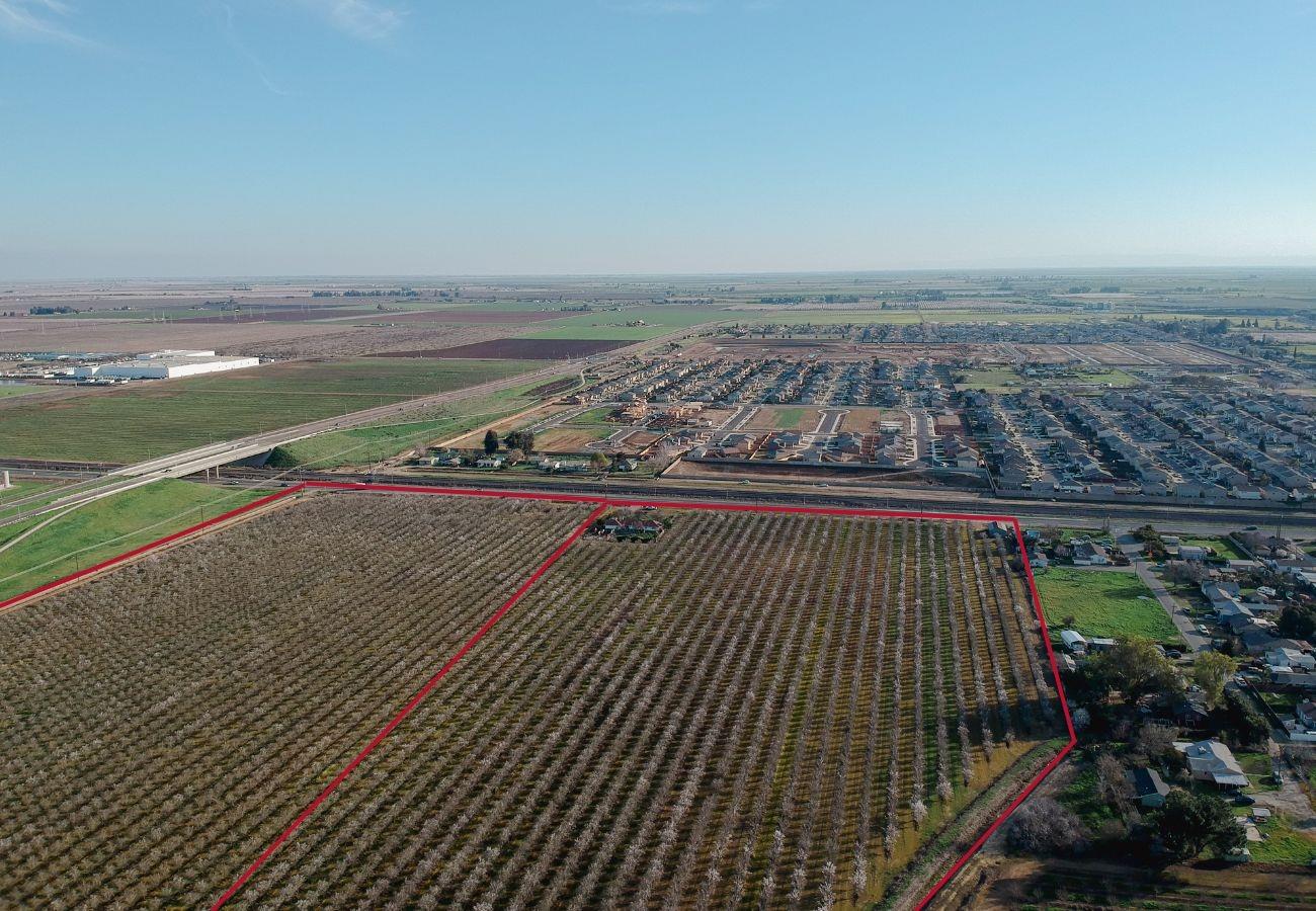 3370 Highway 140 Merced, CA 95340 - Photo 10 of 14 a view of an outdoor space with wooden floor