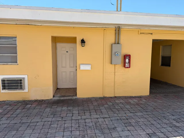 $1,200 | 3300 Broadway Avenue, Unit 11, West Palm Beach, FL 33407
