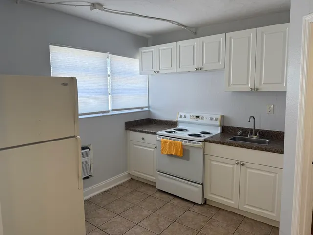 $1,200 | 3300 Broadway Avenue, Unit 11, West Palm Beach, FL 33407