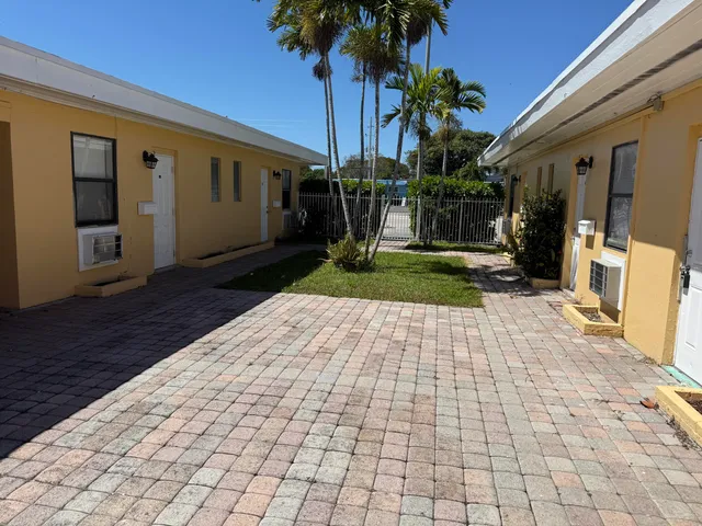 $1,200 | 3300 Broadway Avenue, Unit 11, West Palm Beach, FL 33407