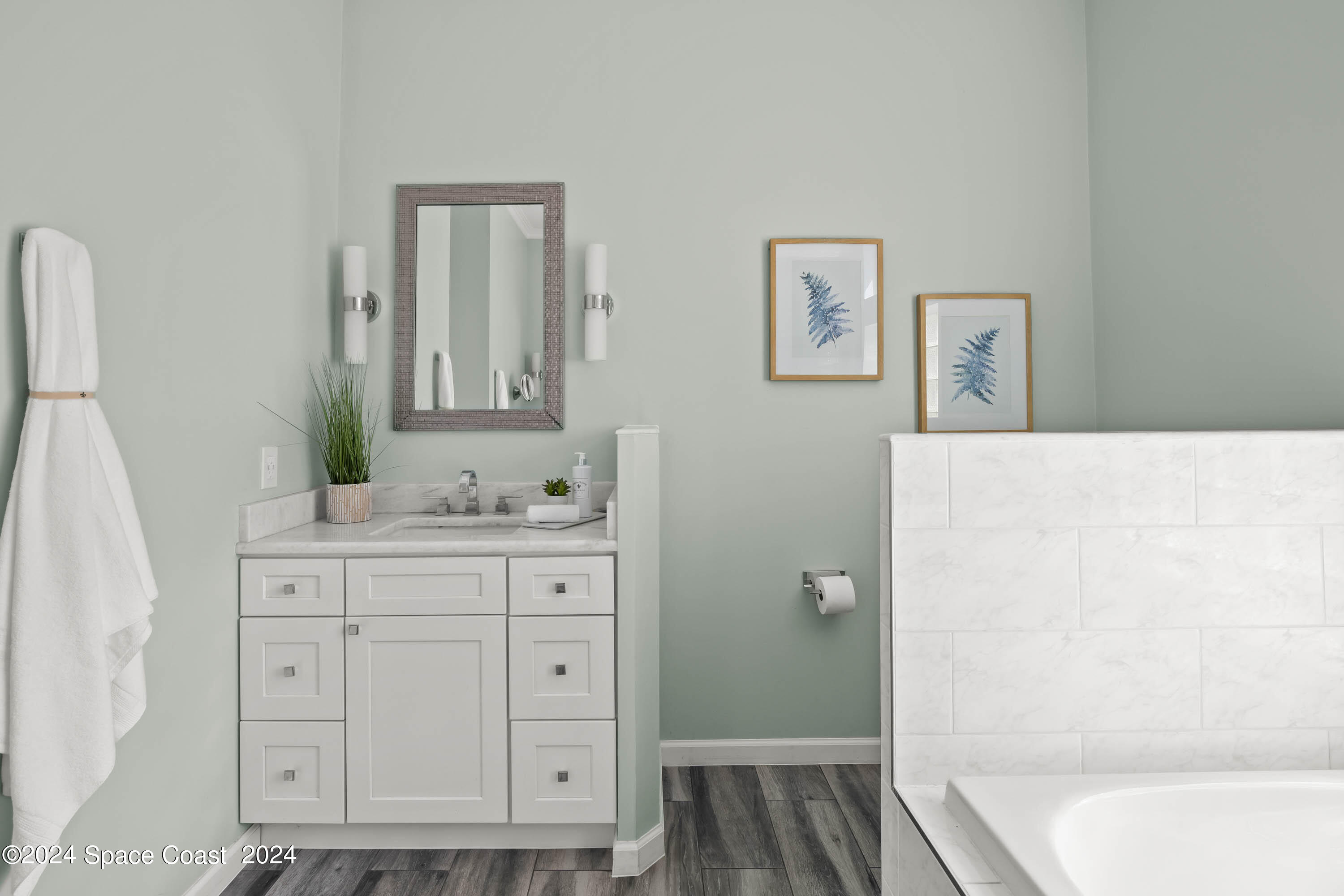 1122 Jan's Place Melbourne, FL 32940 - Photo 19 of 42 a bathroom with a sink a mirror and a bathtub