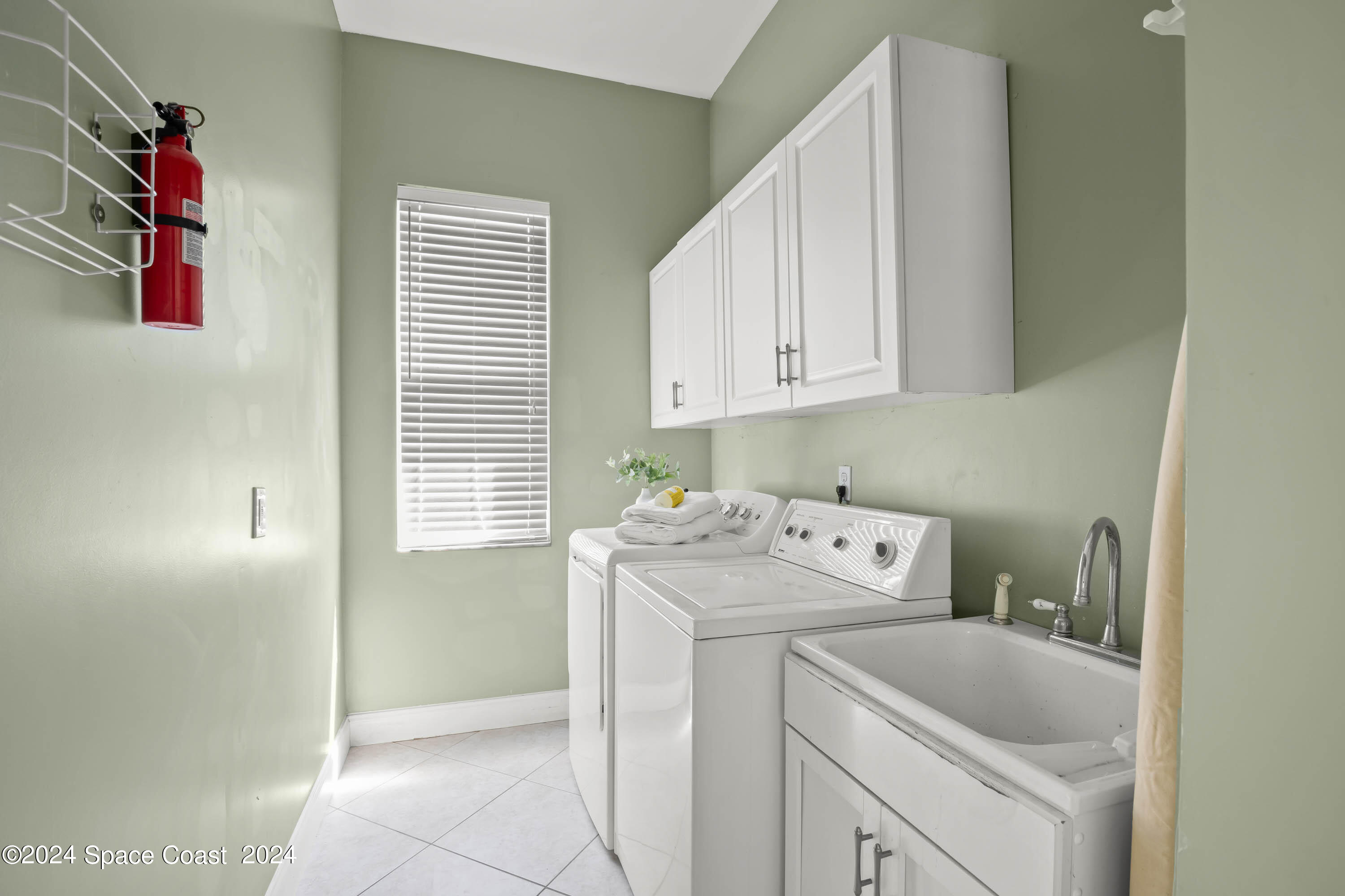 1122 Jan's Place Melbourne, FL 32940 - Photo 25 of 42 a utility room with dryer and washer