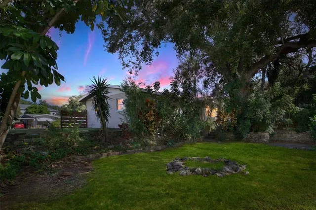 a view of a backyard