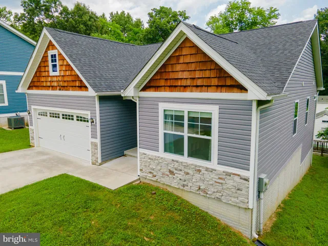 a view of front of a house with a yard