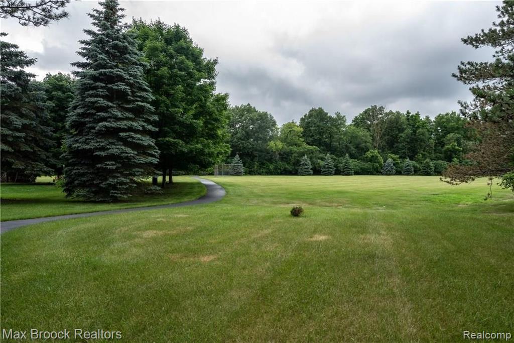 36186 Fredericksburg Road Farmington Hills, MI 48331 - Photo 34 of 38