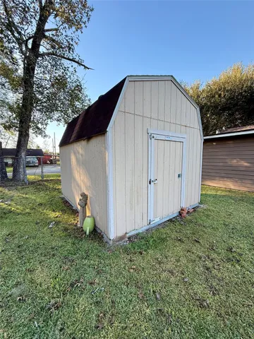 a view of backyard with garden