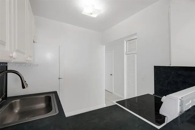 $1,700 | 1441 Lincoln Road, Unit 411, Miami Beach, FL 33139