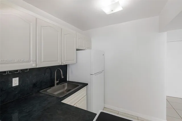 $1,700 | 1441 Lincoln Road, Unit 411, Miami Beach, FL 33139